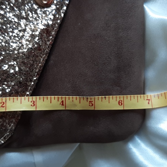 Suede like clutch purse.Detachable wrist strap.  Gold coloured sparkly t… - Picture 3 of 10